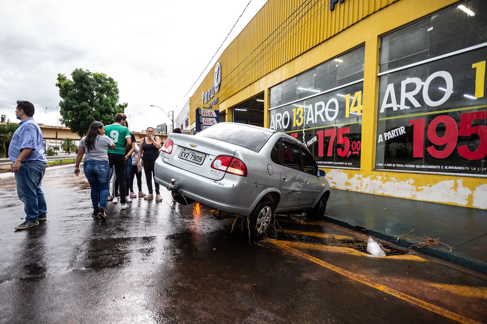 Carros danificados durante temporal. Foto: Igor do Vale
